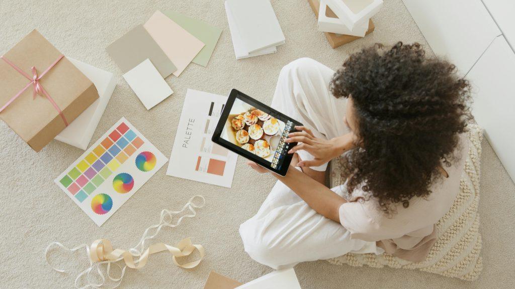 Chica creando su tienda online sin ser autónoma
