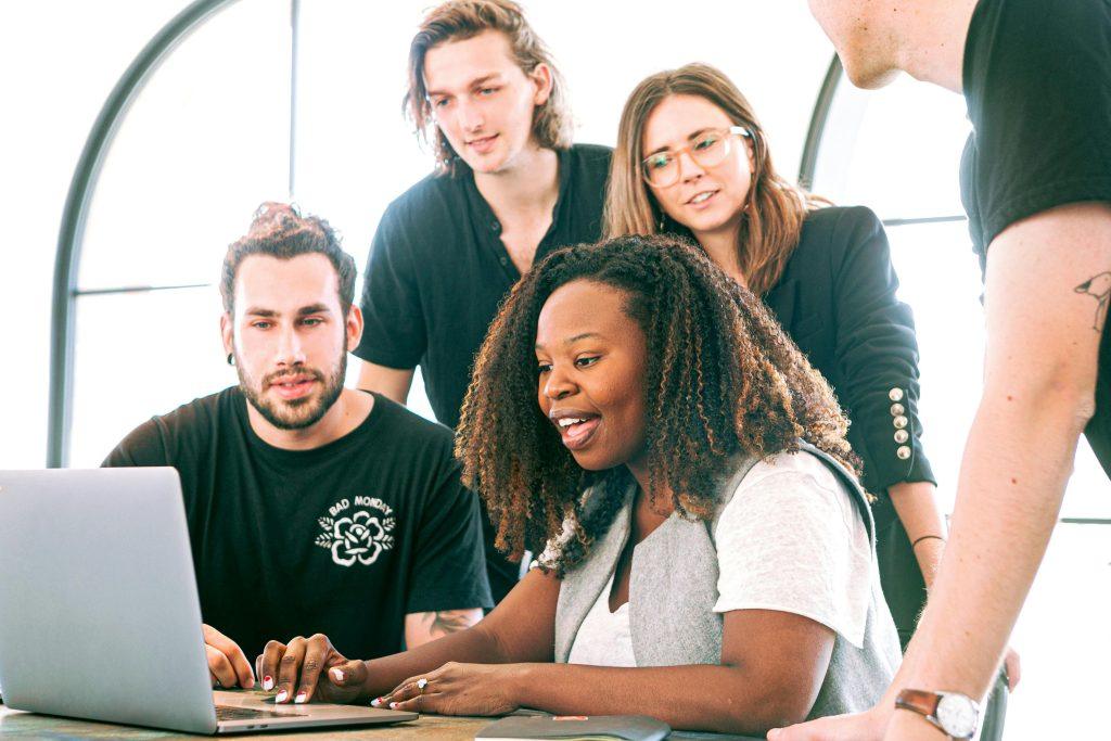 Grupo de personas ofreciendo servicios en internet