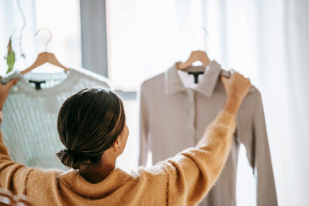 Imagen de una chica que ha comprado ropa al por mayor en shein para vender en su tienda online.