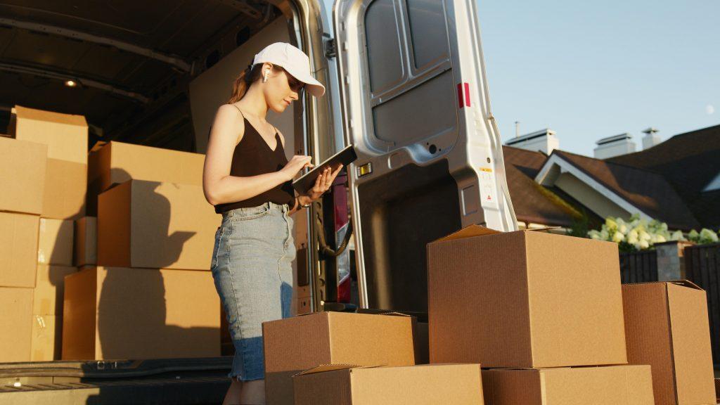 Chica mirando su inventario, para llevar sus pedidos