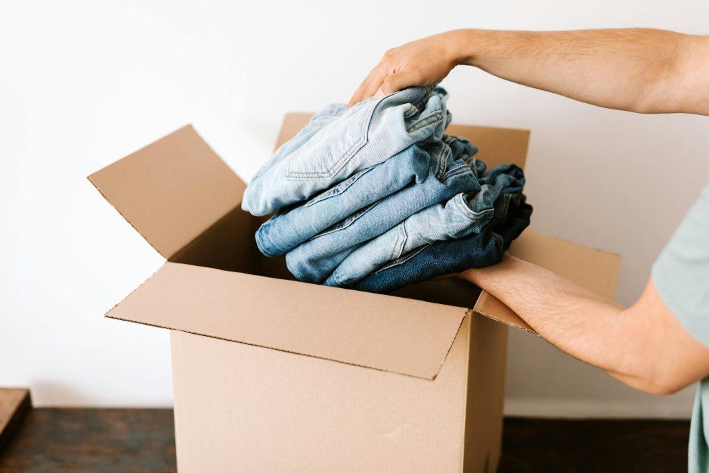 Persona comprando ropa de shein al por mayor