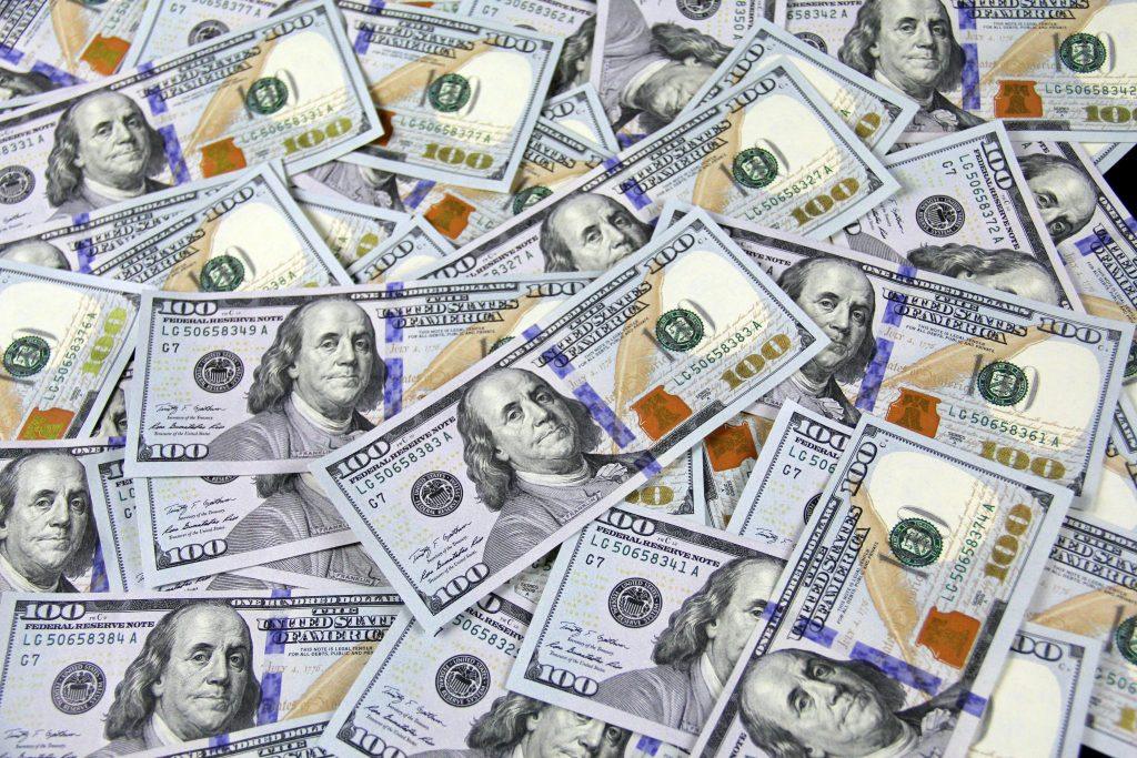 Imagen de billetes tirados en una mesa
