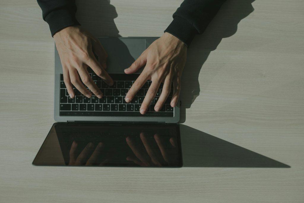 Hombre haciendo Email Marketing para potenciar su tienda en línea.