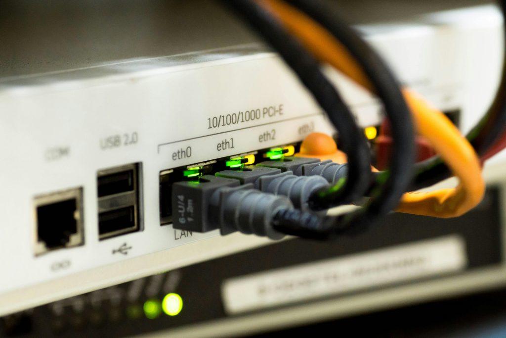 Imagen de un servidor conectado a diferentes cables ethernet