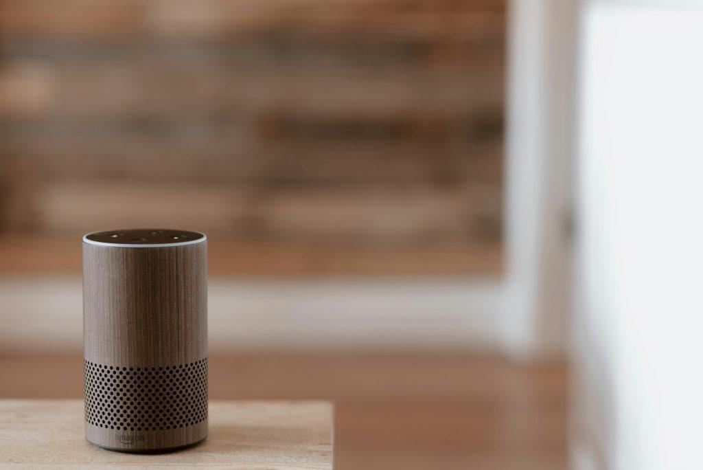 Aparto de Amazon encima de una mesa
