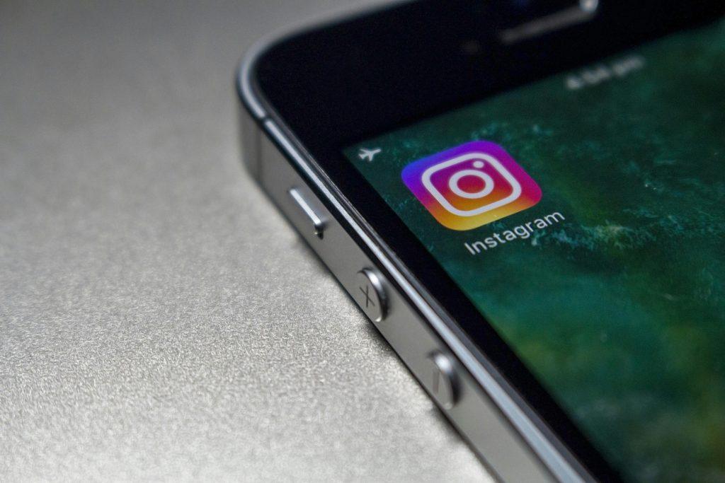 Un movil mostrando instagram
