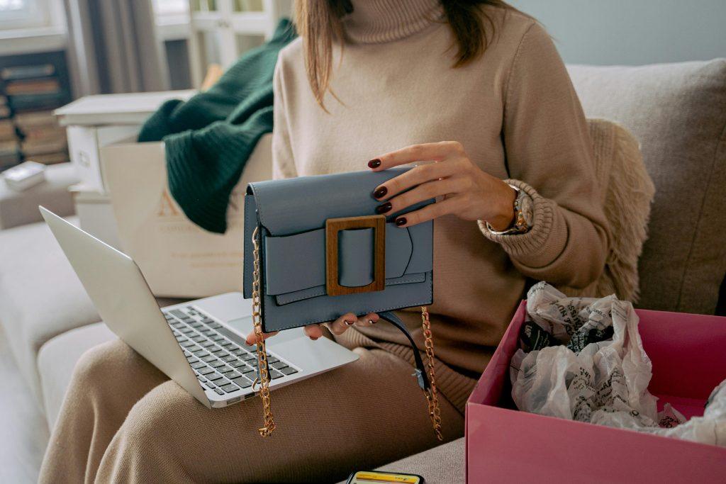 Mujer cogiendo bolso para hacer una compra online