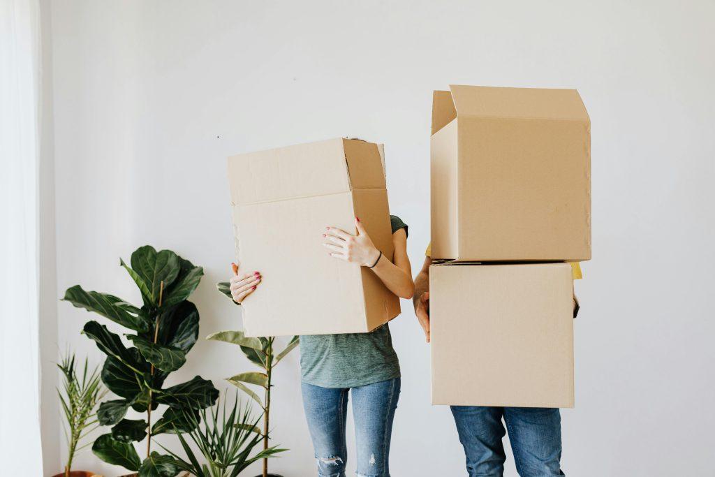 Dos personas alquilando una casa entre particulares.