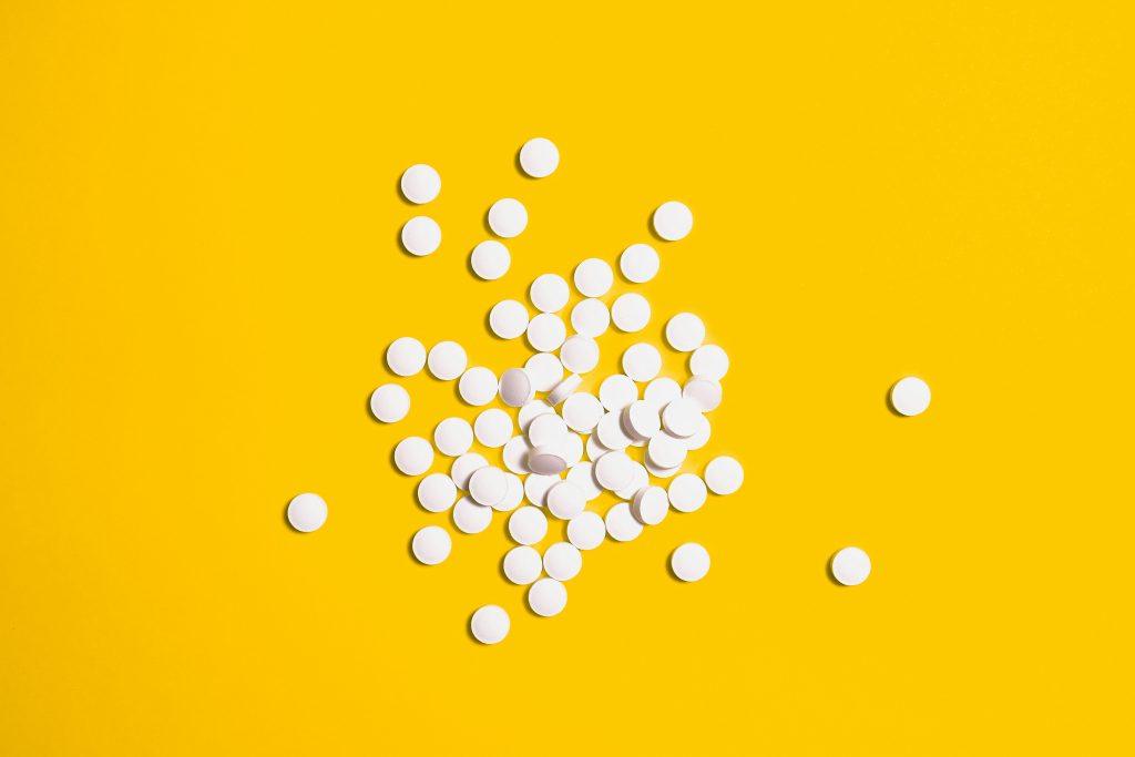 Pastillas blancas en un fondo amarillo