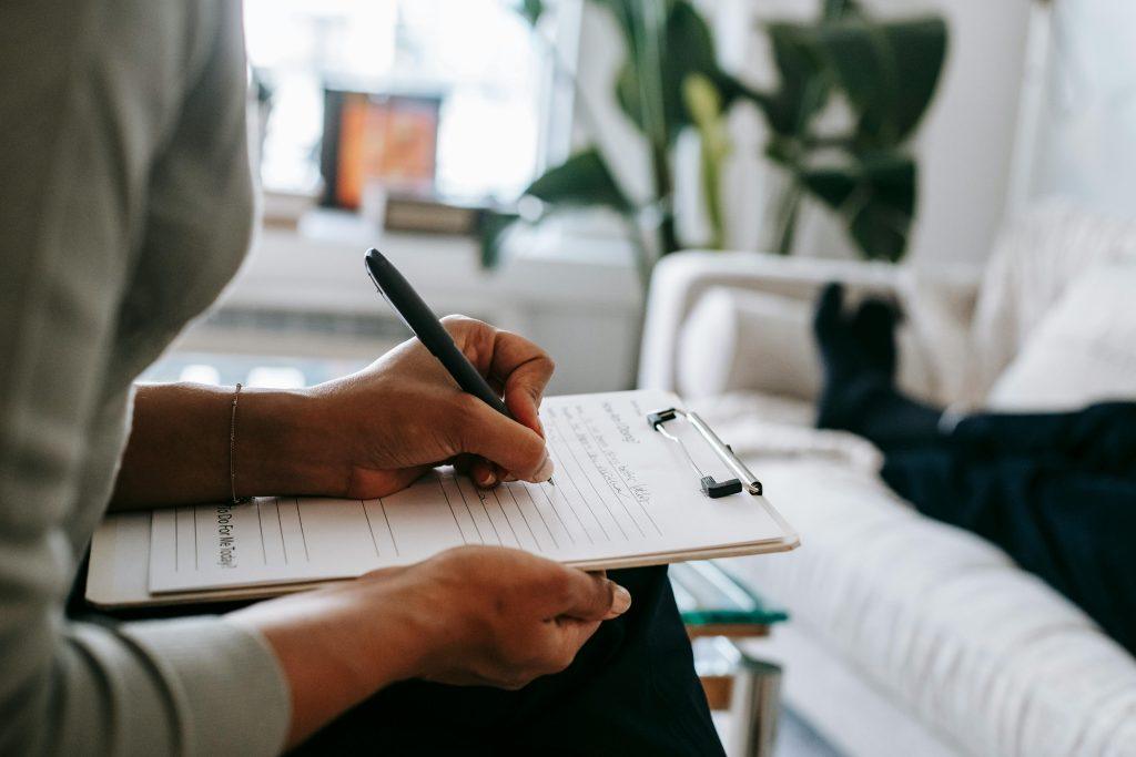 Mujer escribiendo en una libreta