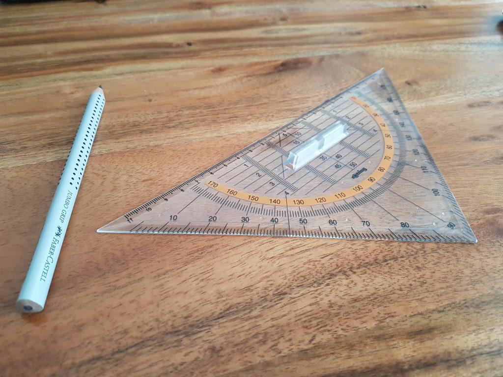 Una mesa de madera con una regla.