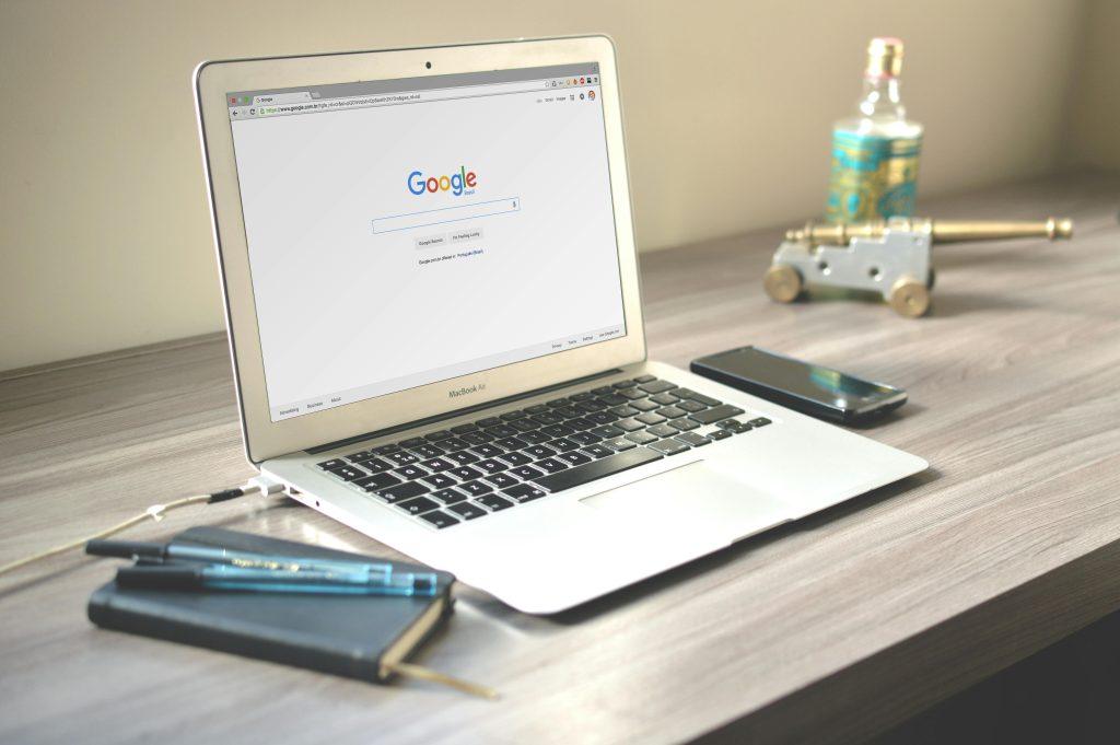 Una imagen de un ordenador abriendo Google