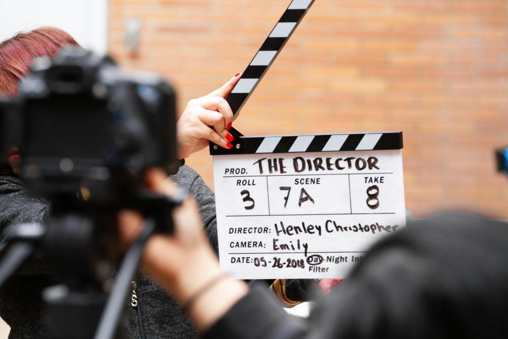 Una persona grabando películas dvd más buscadas por coleccionistas.