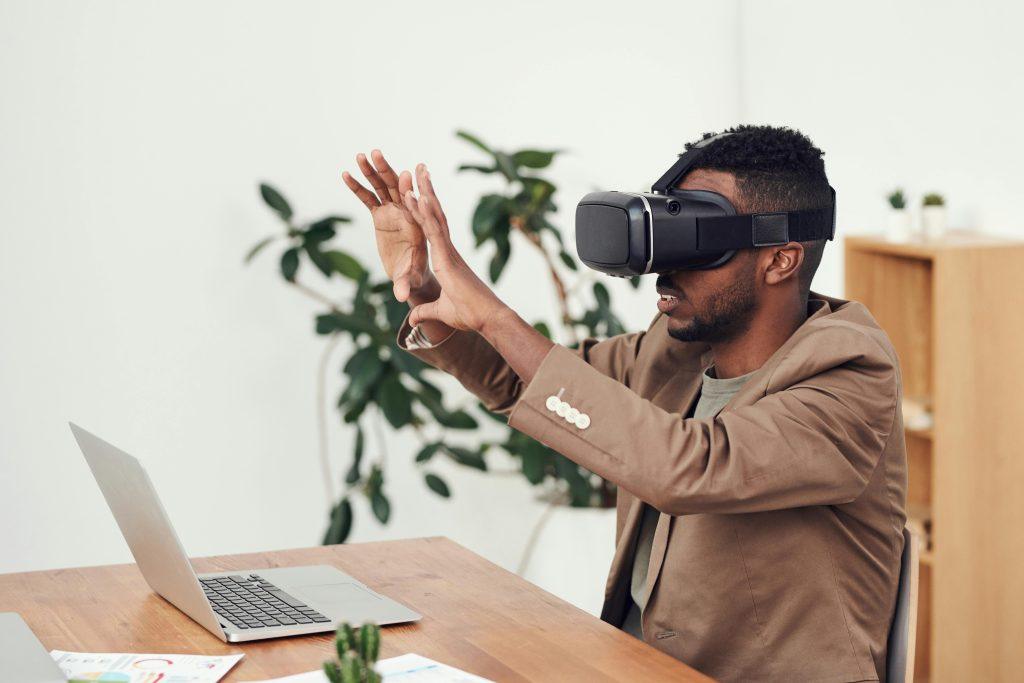 Hombre usando gafas de realidad aumentada.