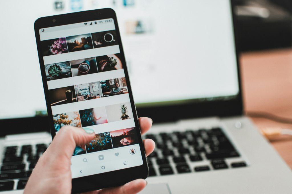 Persona mirando instagram, ya que quiere saber como llegar a mas clientes usando las redes sociales.