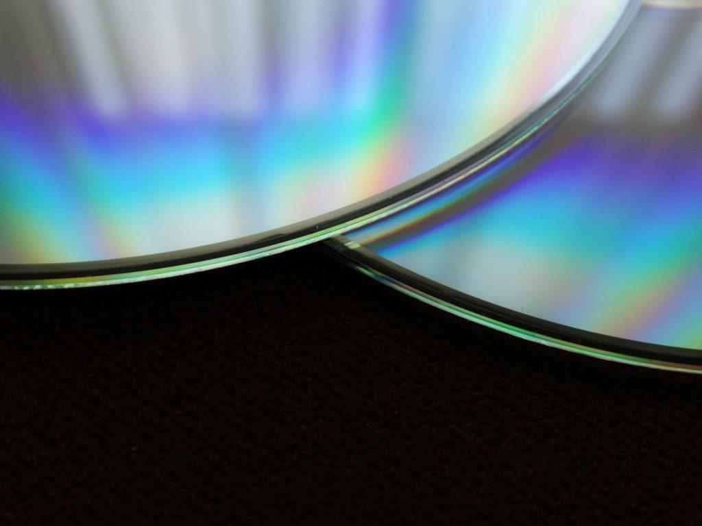 Imagen de dos cds en una mesa negra