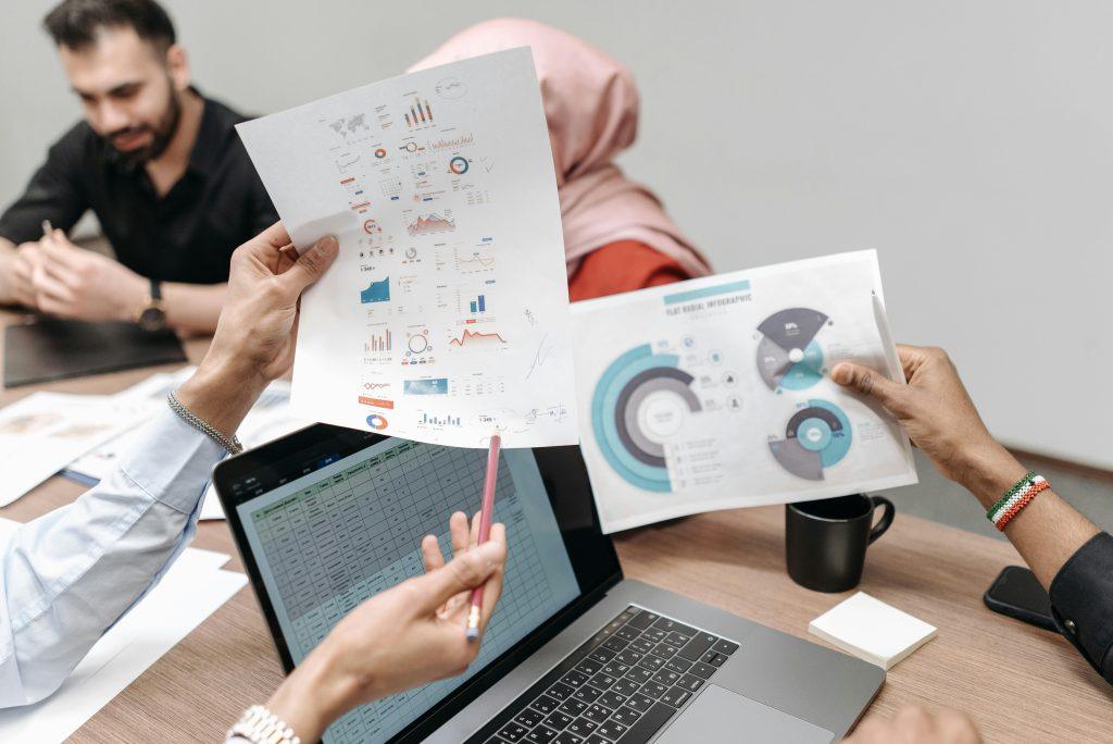Personas mirando gráficas para saber que estrategia de marketing es mejor para su feria.