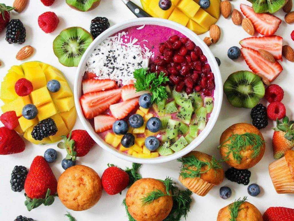 Un plato saludable de frutas, muy útil para mantener una dieta equilibrada y tener un busto firme.