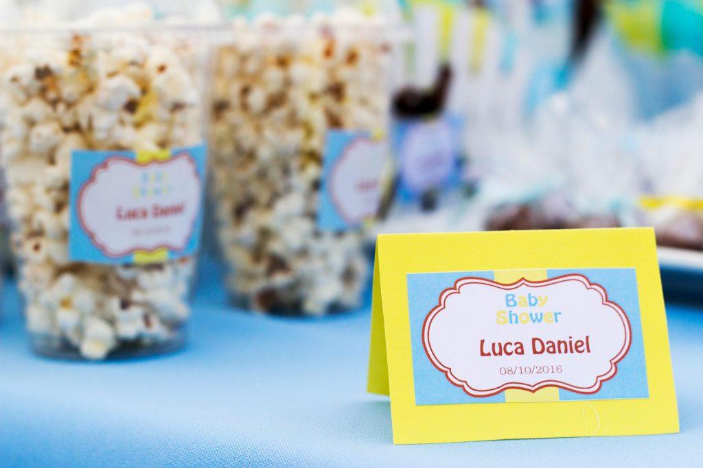 Una imagen de unas palomitas, con pegatinas personalizadas, con el nombre de Luca Daniel