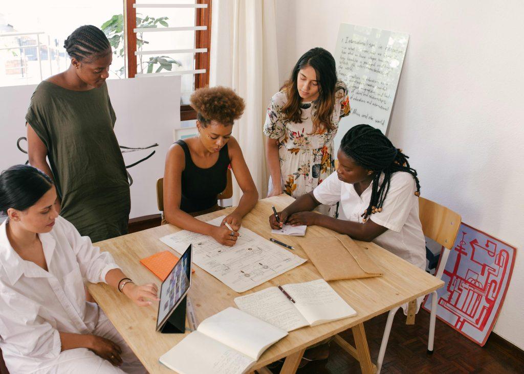 Personas planificando algo en una mesa