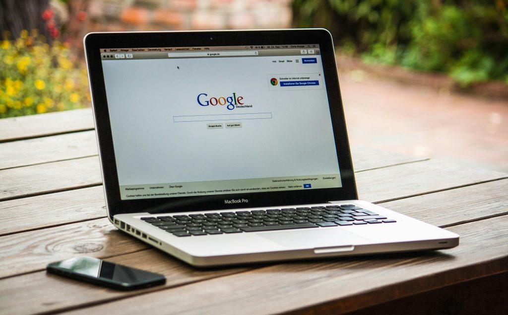 Una imagen de un portatil mostrando Google, para registrar una página web