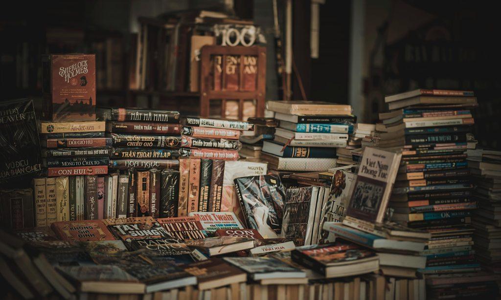 Un conjunto de libros viejos en una librería antigua