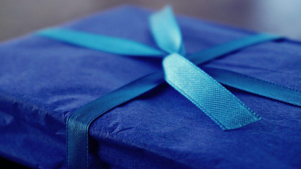 Un regalo azul, hecho por un hombre, para entregárselo a su amigo.