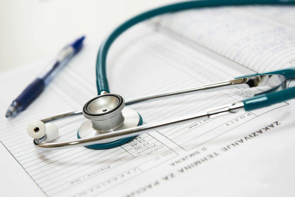 Una imagen de herramientas médicas, con un formulario de fondo.