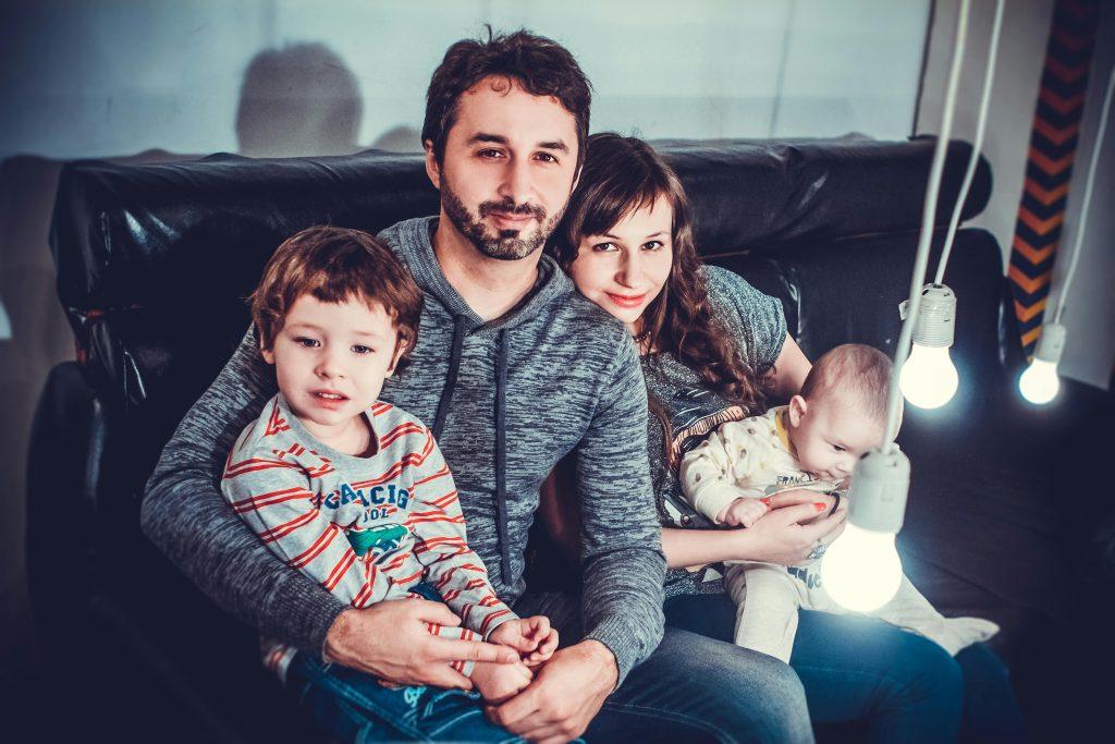 Una pareja con sus hijos buscando regalos para su padre.
