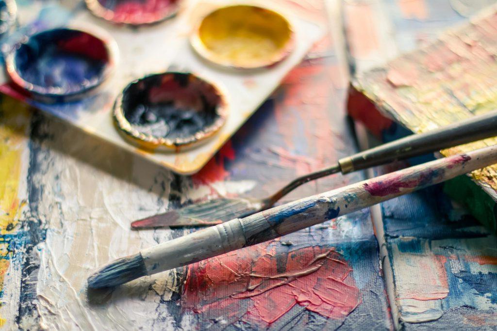 Pinturas a oleo en una mesa totalmente manchada