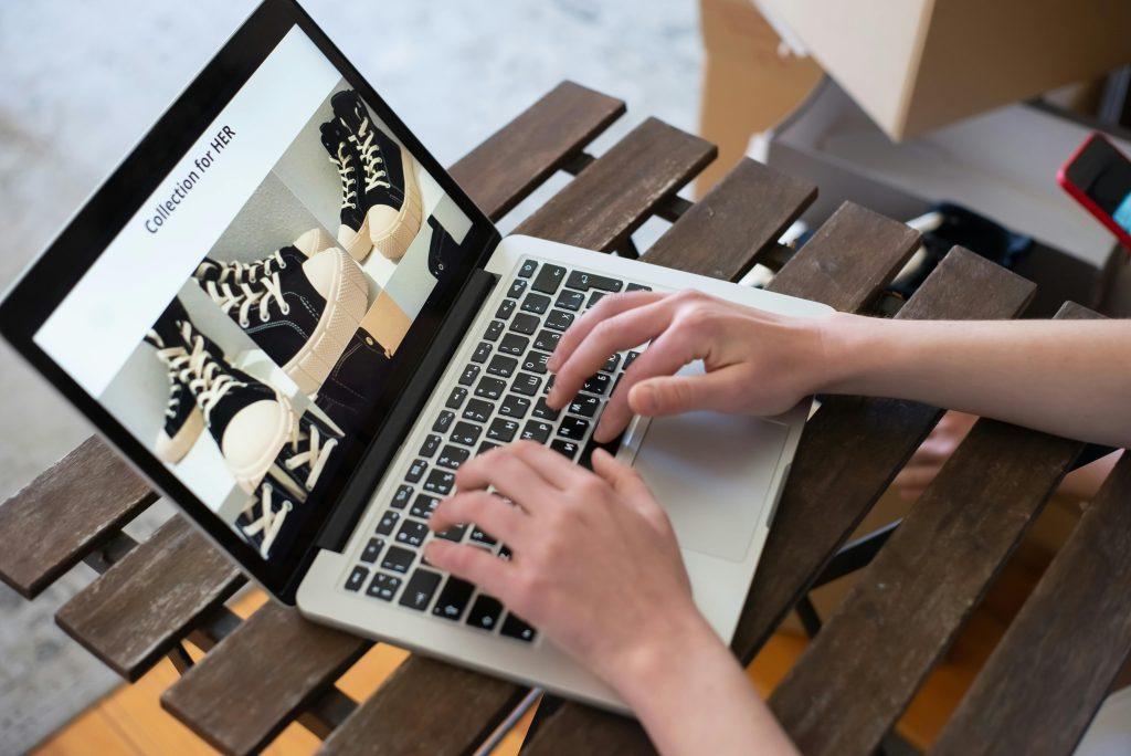 Una mujer creando su propia tienda online desde cero, totalmente gratis.