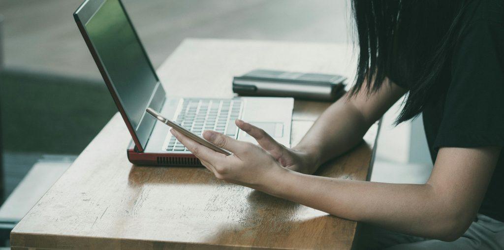 Una mujer buscando en su portatil regalo para desear suerte en Google.