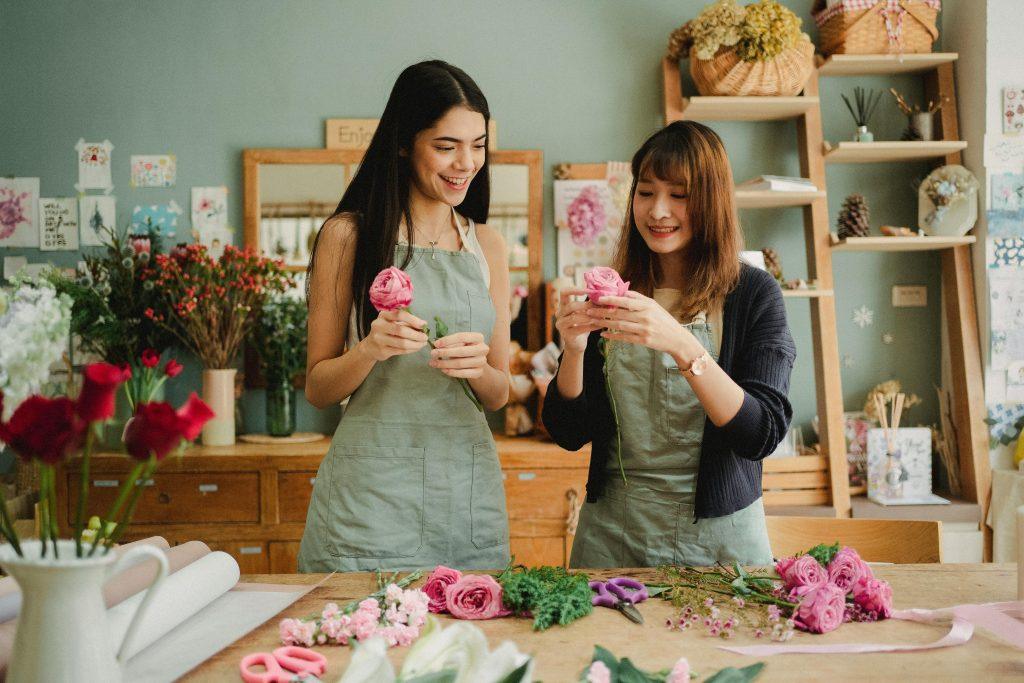 Dos amigas preparando un regalo para una futura mama