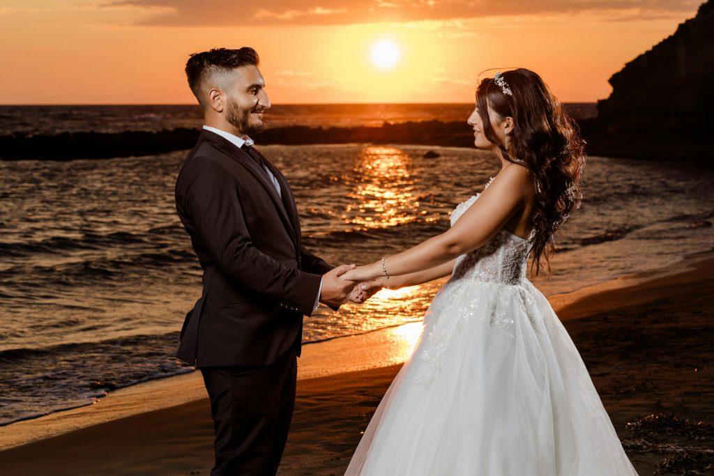 Una imagen de una pareja que están pensando que regalos para hacer para sus amigas en su boda.
