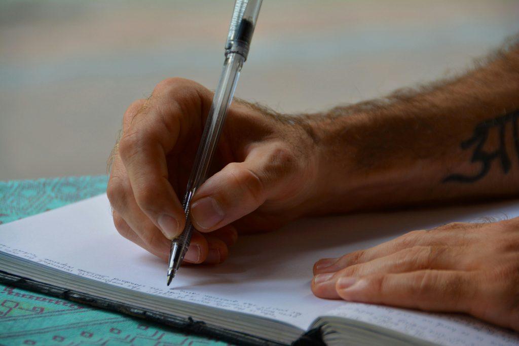 Hombre escribiendo