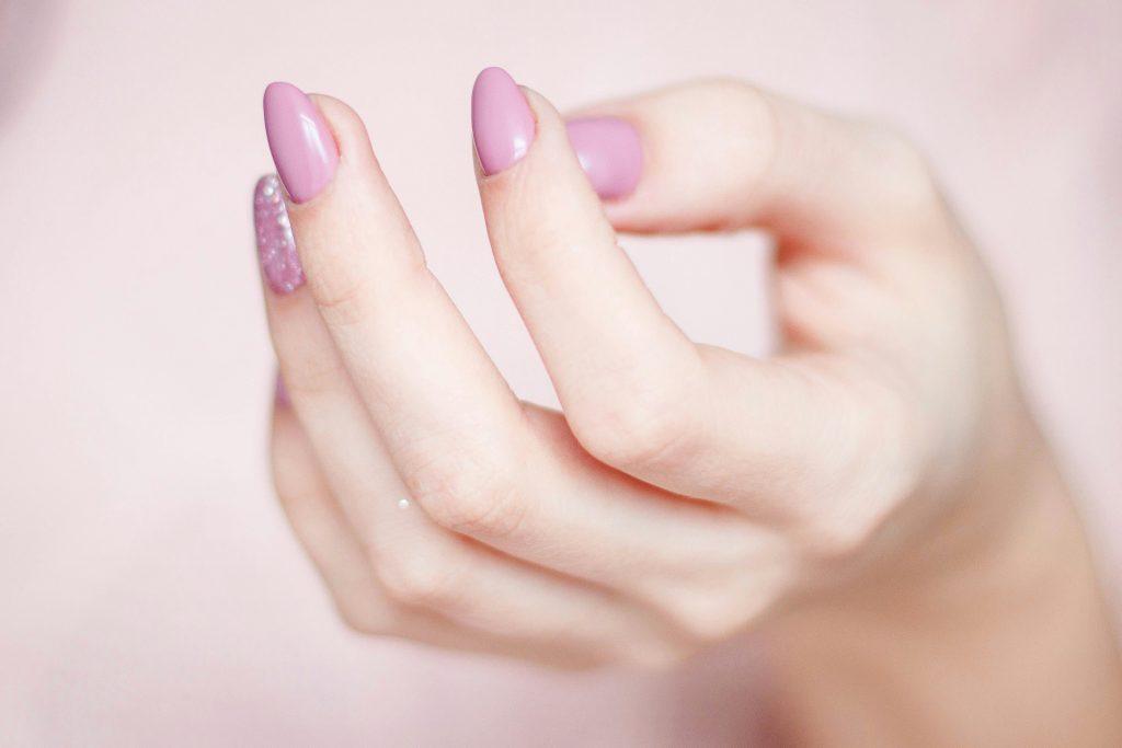 Mujer mirandose la manicura