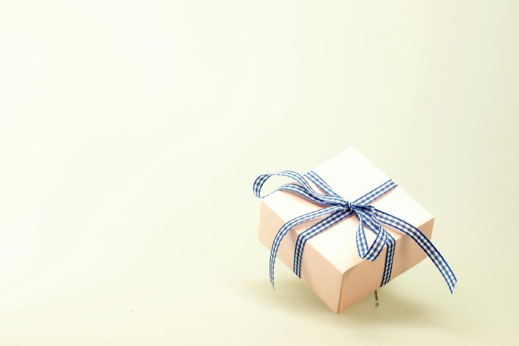 Una imagen de un regalo blanco, que va a ser entregado a un amigo, que es hombre