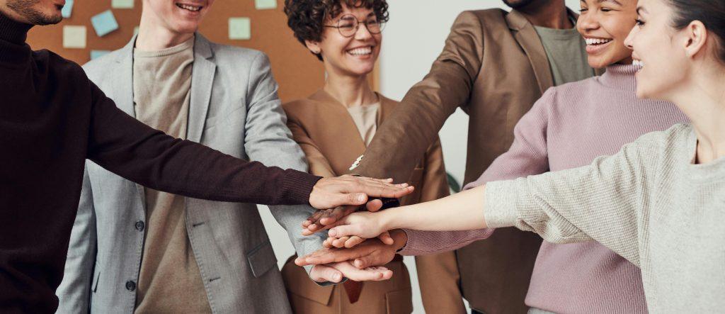 Empleados de una empresa felices por haber recibido la ayuda del kit digital para su empresa de más de 50 empleados.