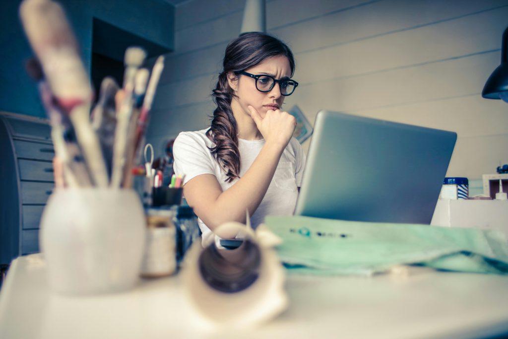 Chica pensando como puede gestionar su proyecto de negocio para que sea exitoso