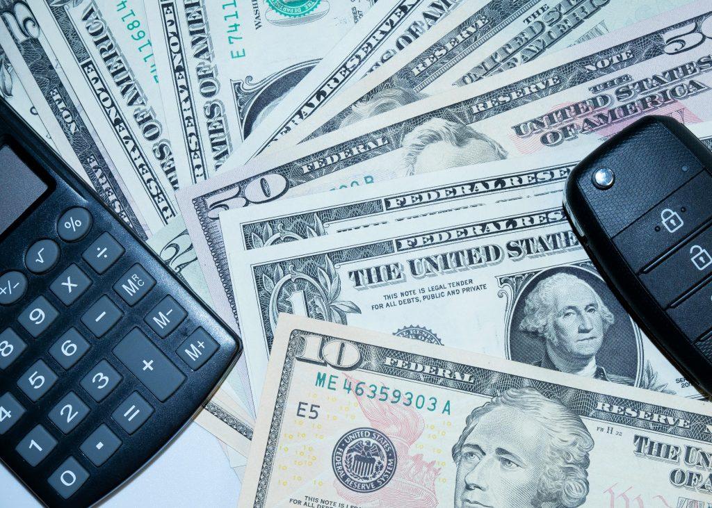 Imagen de dolares estado unidenses en una mesa