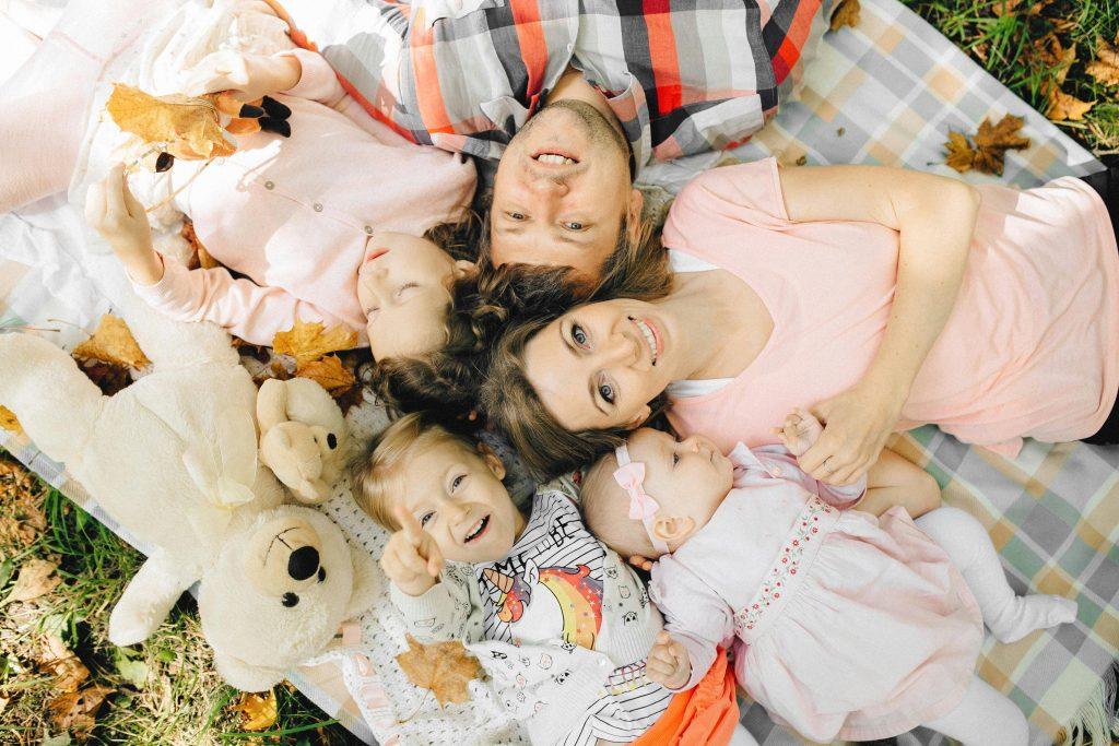 Una familia con cosas personalizadas que han comprado para sus bebés.
