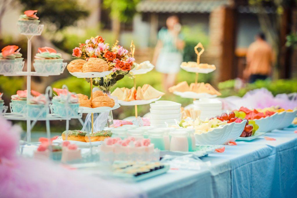 Diferentes aperitivos en una mesa azul cian, en una fiesta celebrando u nuevo negocio