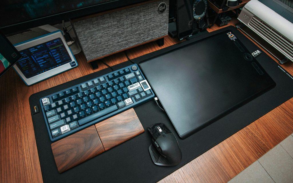 Una mesa llena de regalos para enfermeras tecnológicos, como portátiles, ratones, teclados.
