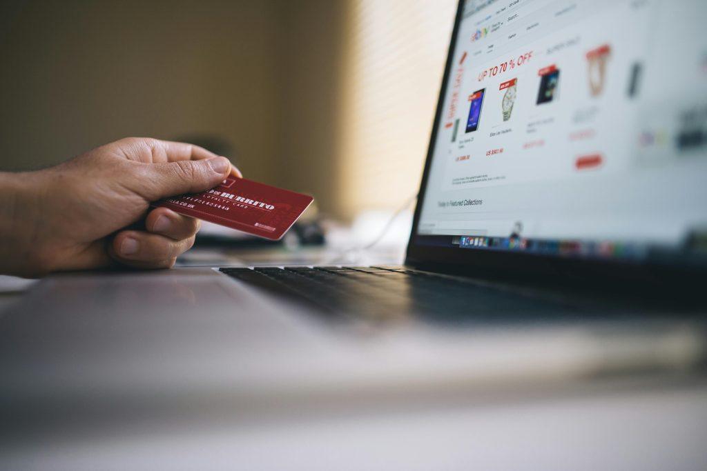 Una persona comprando en una tienda online que ha sido creada gratis