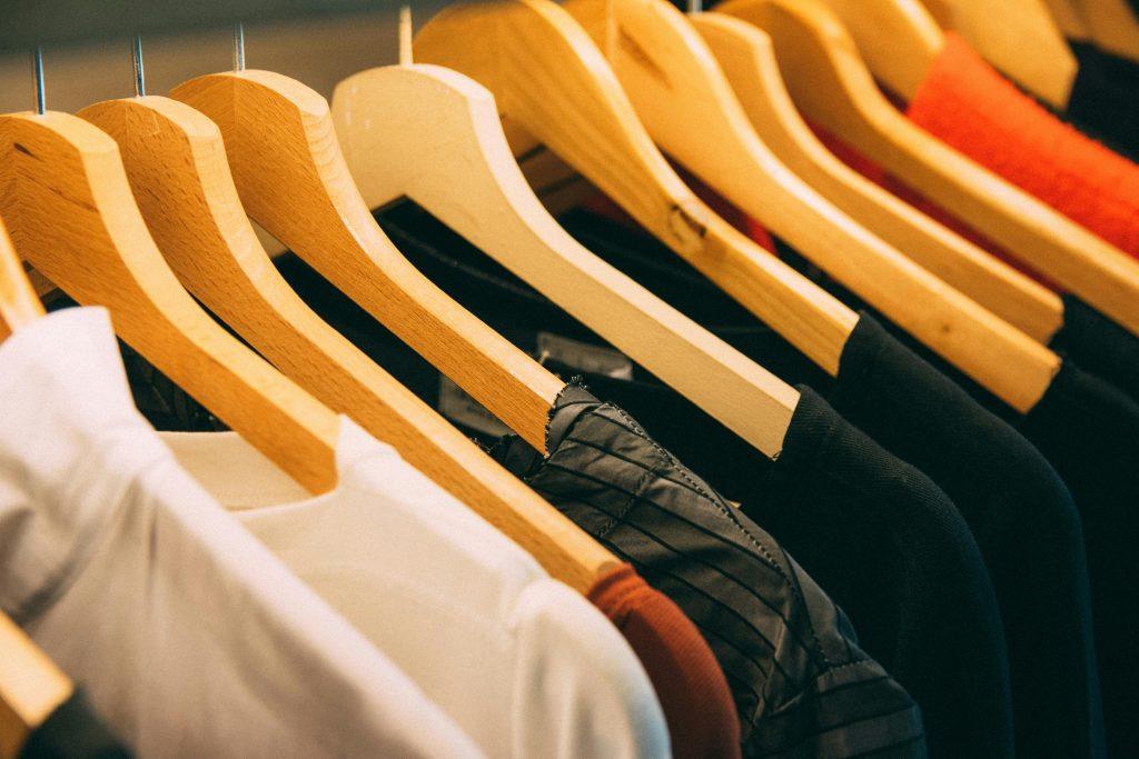 Un armario lleno de camisetas conseguidas de manera más barata gracias a los trucos del Shein para comprar