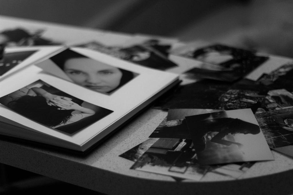 Un album personalizado en blanco y negor.