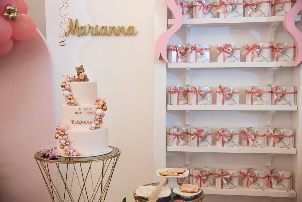 Una fiesta para un bebe, con diferentes cosas personalizadas.