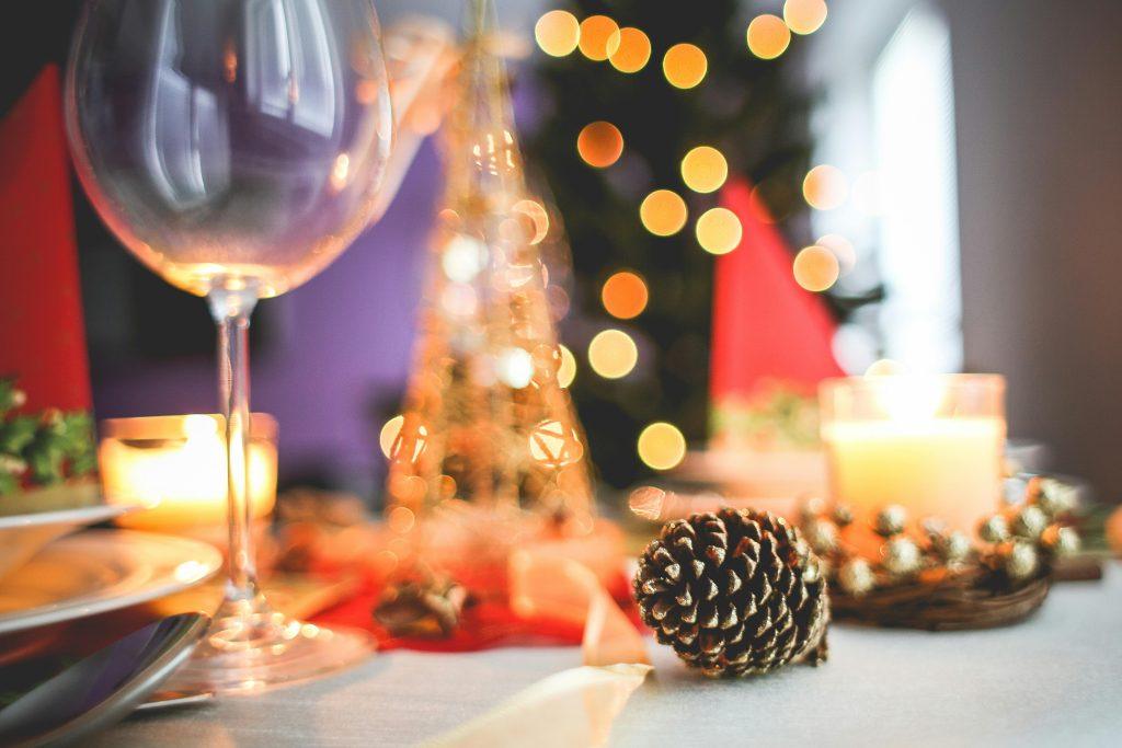 Una cena de diferentes empresas en navidad con sus clientes.