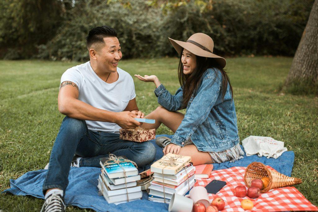 Una pareja de dos personas asiáticas hablando de que van a ser futuros padres.