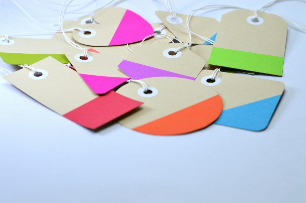 Etiquetas de cartón de diferentes colores personalizables